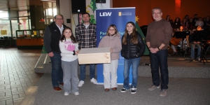 Realschule Krumbach erhält die 3malE-Nachhaltigkeitskiste der LEW